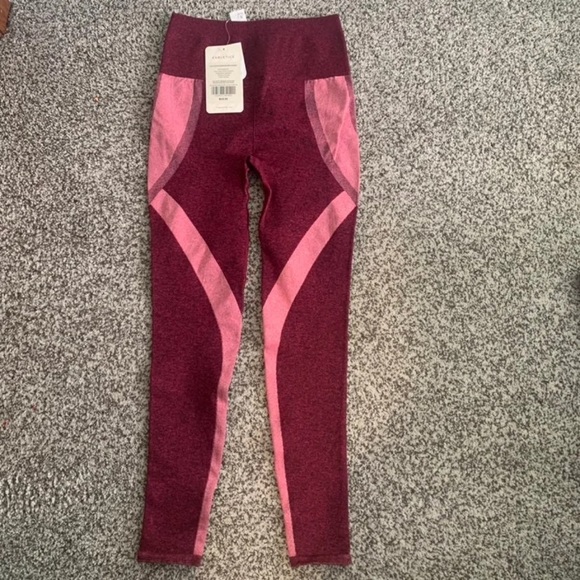 New Fabletics Workout Set - Picture 6 of 8